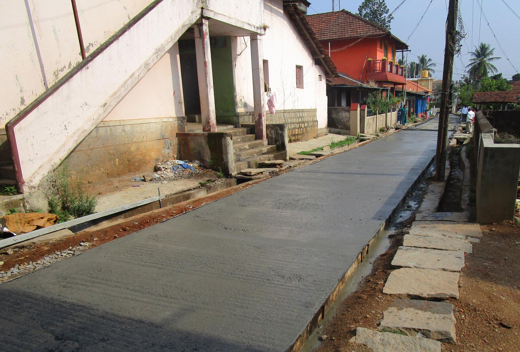 ಮೂಡಿಗೆರೆ: ಕಿರಿದಾದ ಕಾಂಕ್ರೀಟ್ ರಸ್ತೆ ನಿರ್ಮಾಣ; ಪಪಂ ವಿರುದ್ಧ ಸ್ಥಳೀಯರ ಆಕ್ರೋಶ